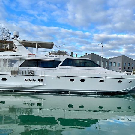Отель Yacht Aquamarina Vieux Port La Rochelle Ла-Рошель Экстерьер фото