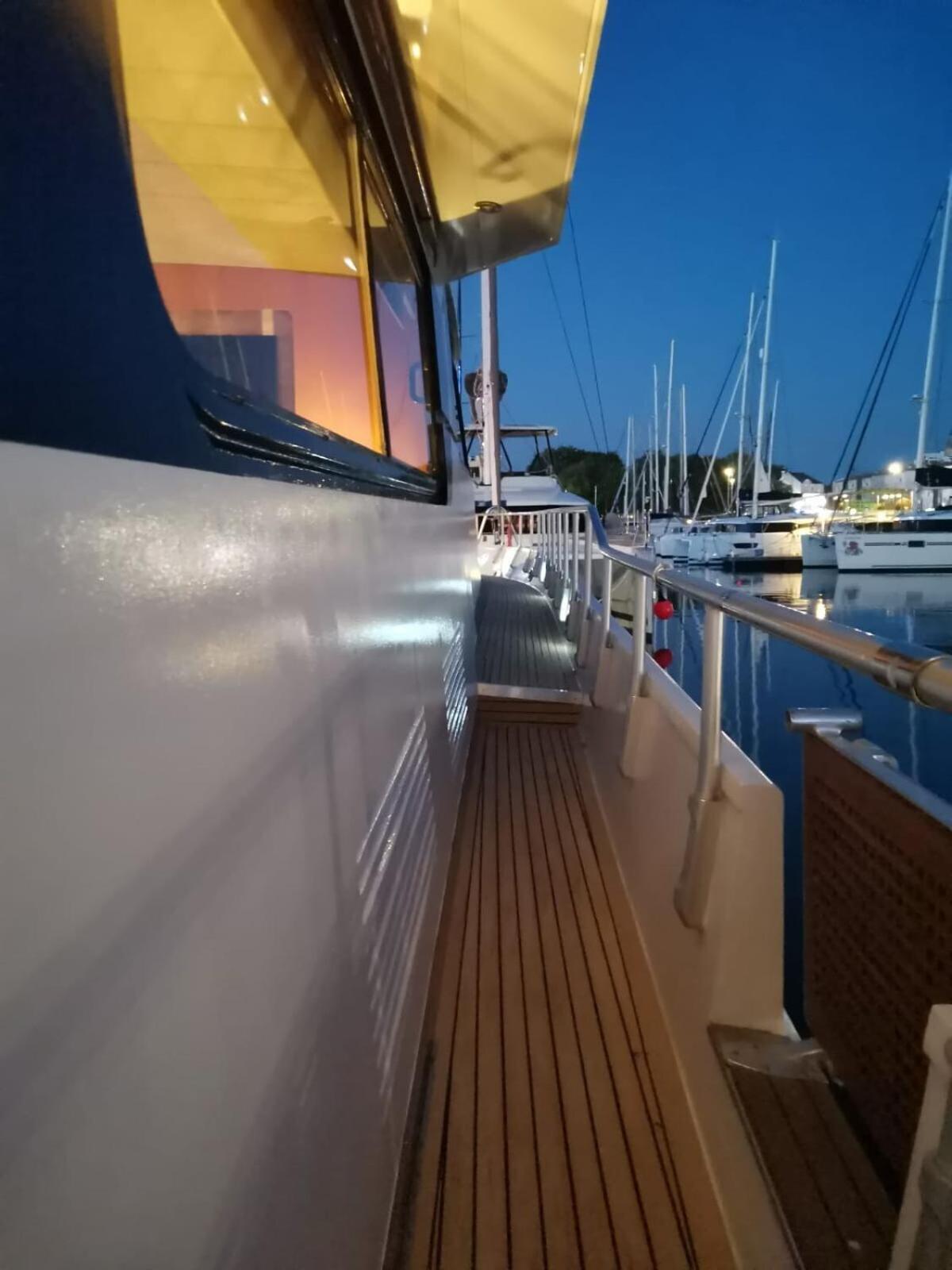 Отель Yacht Aquamarina Vieux Port La Rochelle Ла-Рошель Экстерьер фото