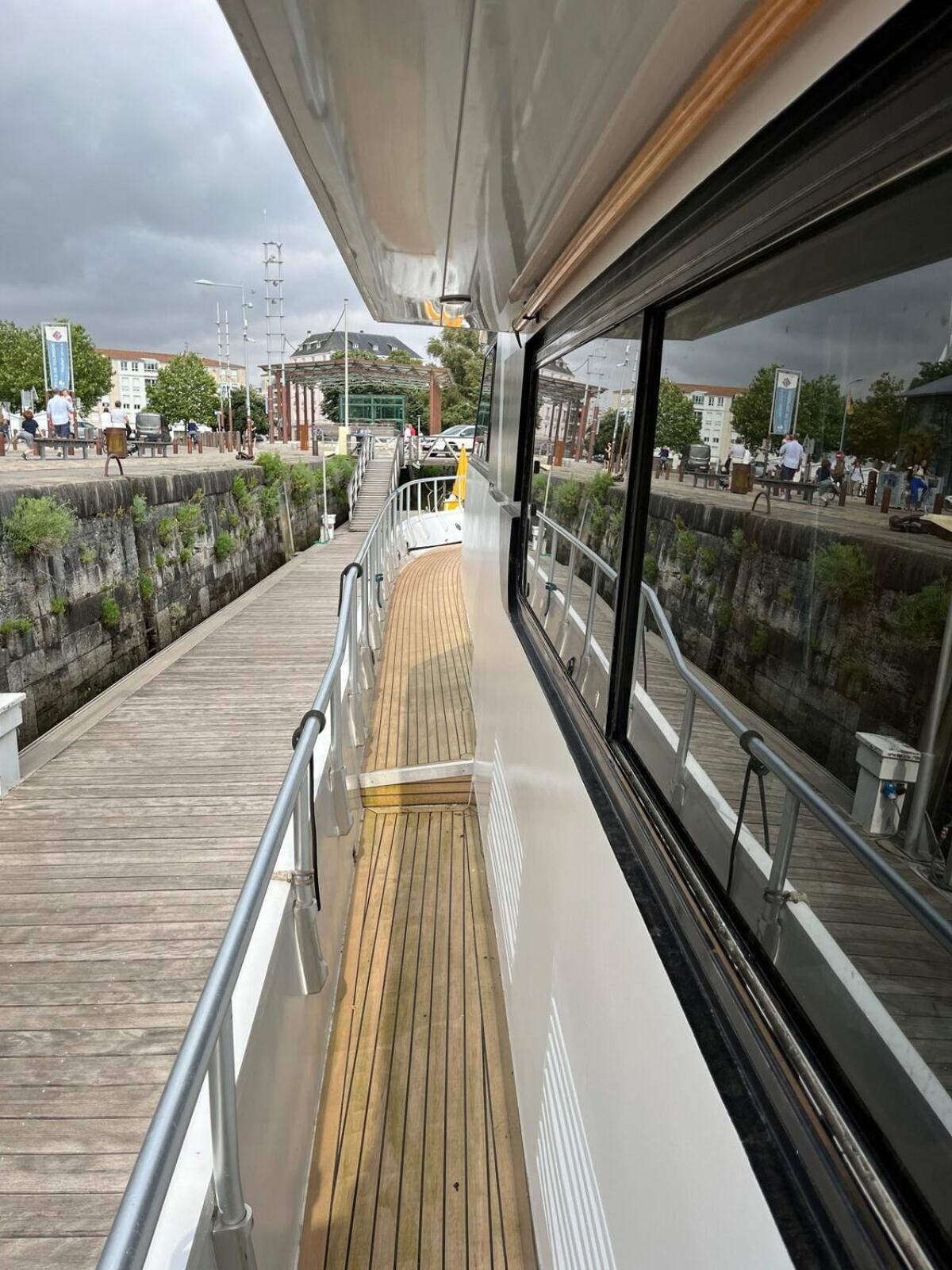 Отель Yacht Aquamarina Vieux Port La Rochelle Ла-Рошель Экстерьер фото