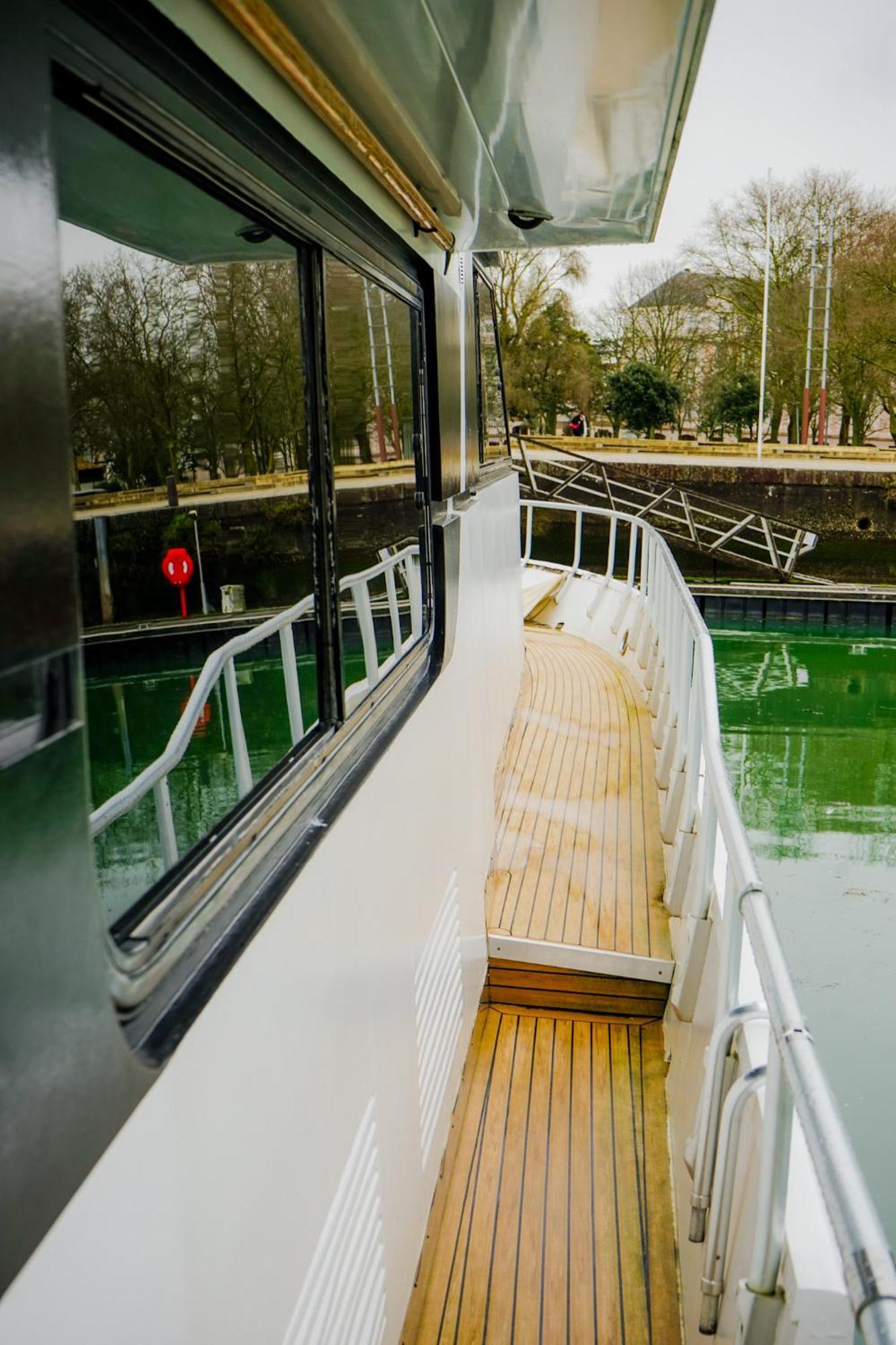 Отель Yacht Aquamarina Vieux Port La Rochelle Ла-Рошель Экстерьер фото