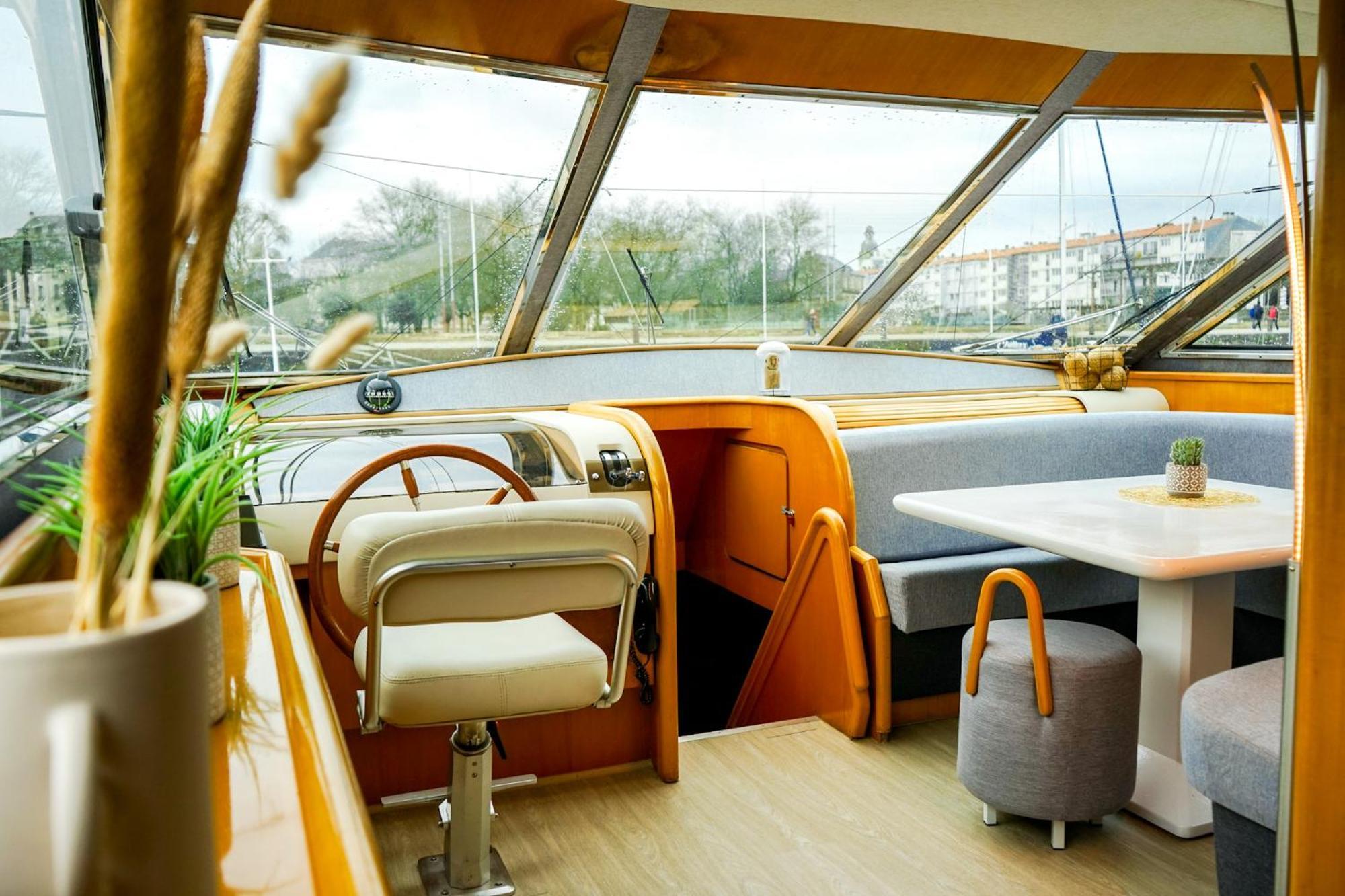 Отель Yacht Aquamarina Vieux Port La Rochelle Ла-Рошель Экстерьер фото