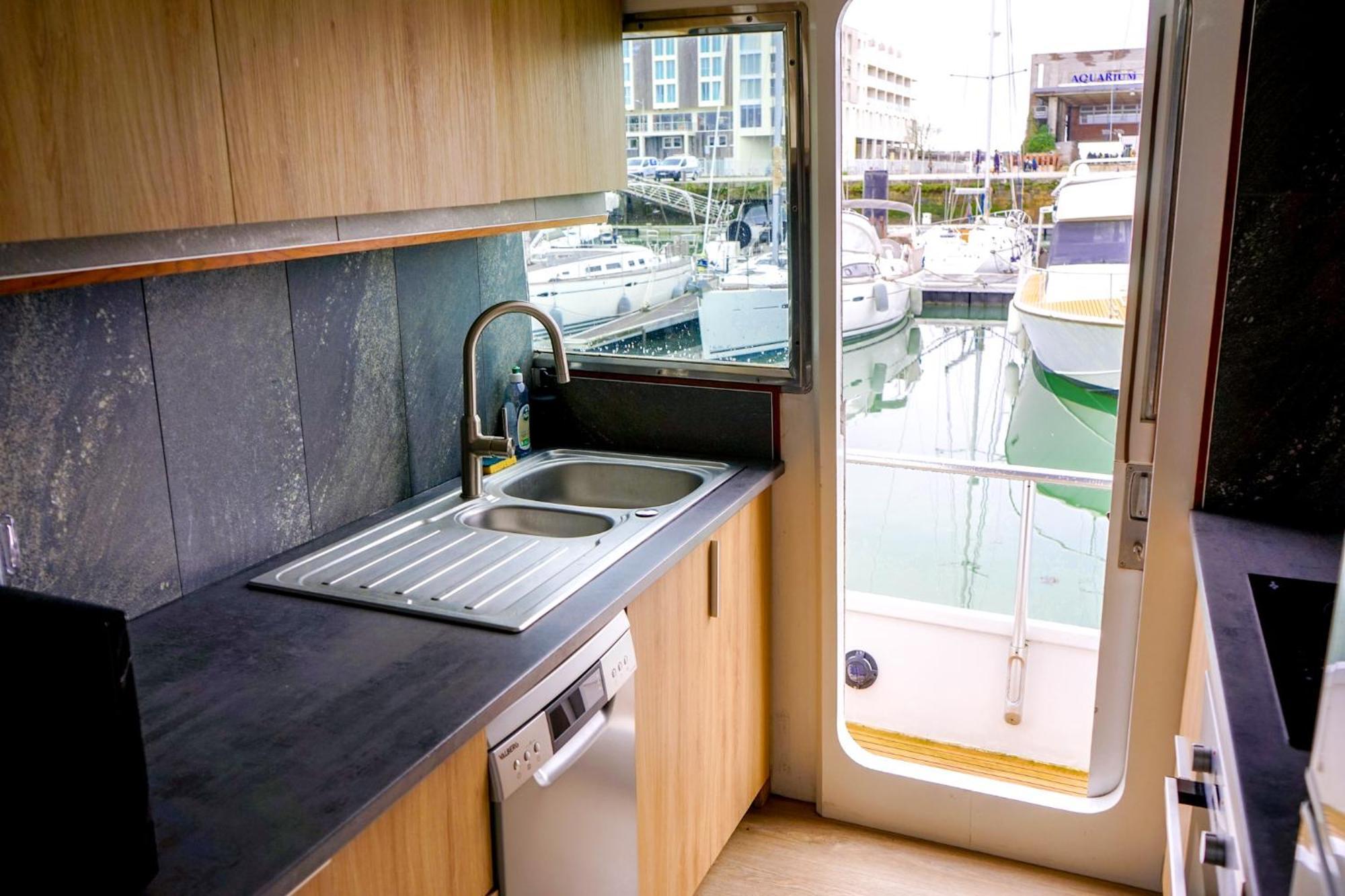 Отель Yacht Aquamarina Vieux Port La Rochelle Ла-Рошель Экстерьер фото